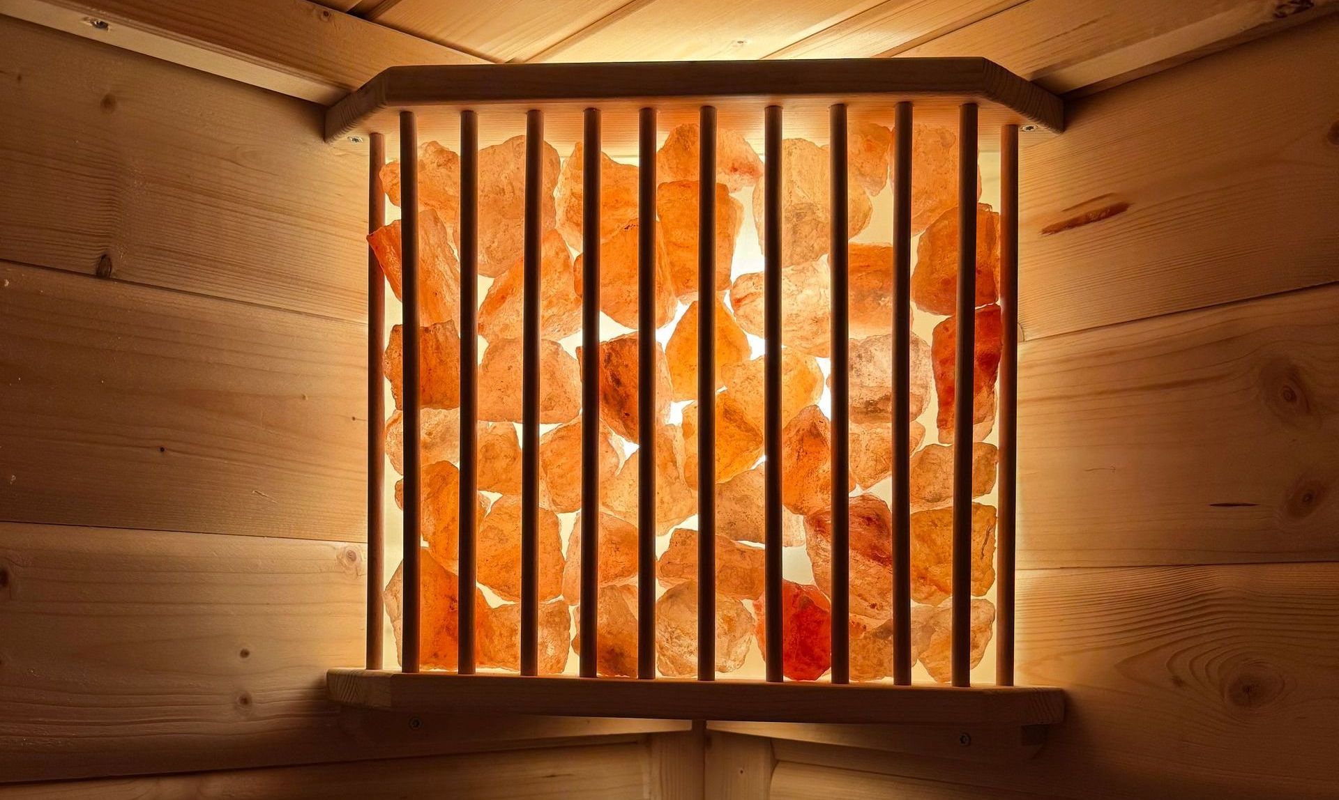 Salzkristall-Lampe in der Sauna