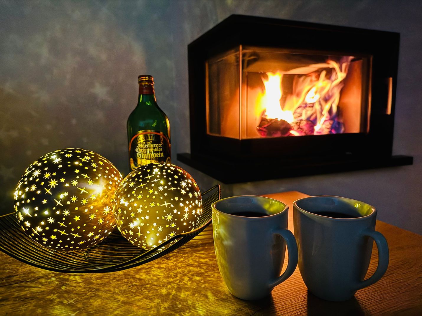 Weihnachtsstimmung mit Kamin und Glühwein