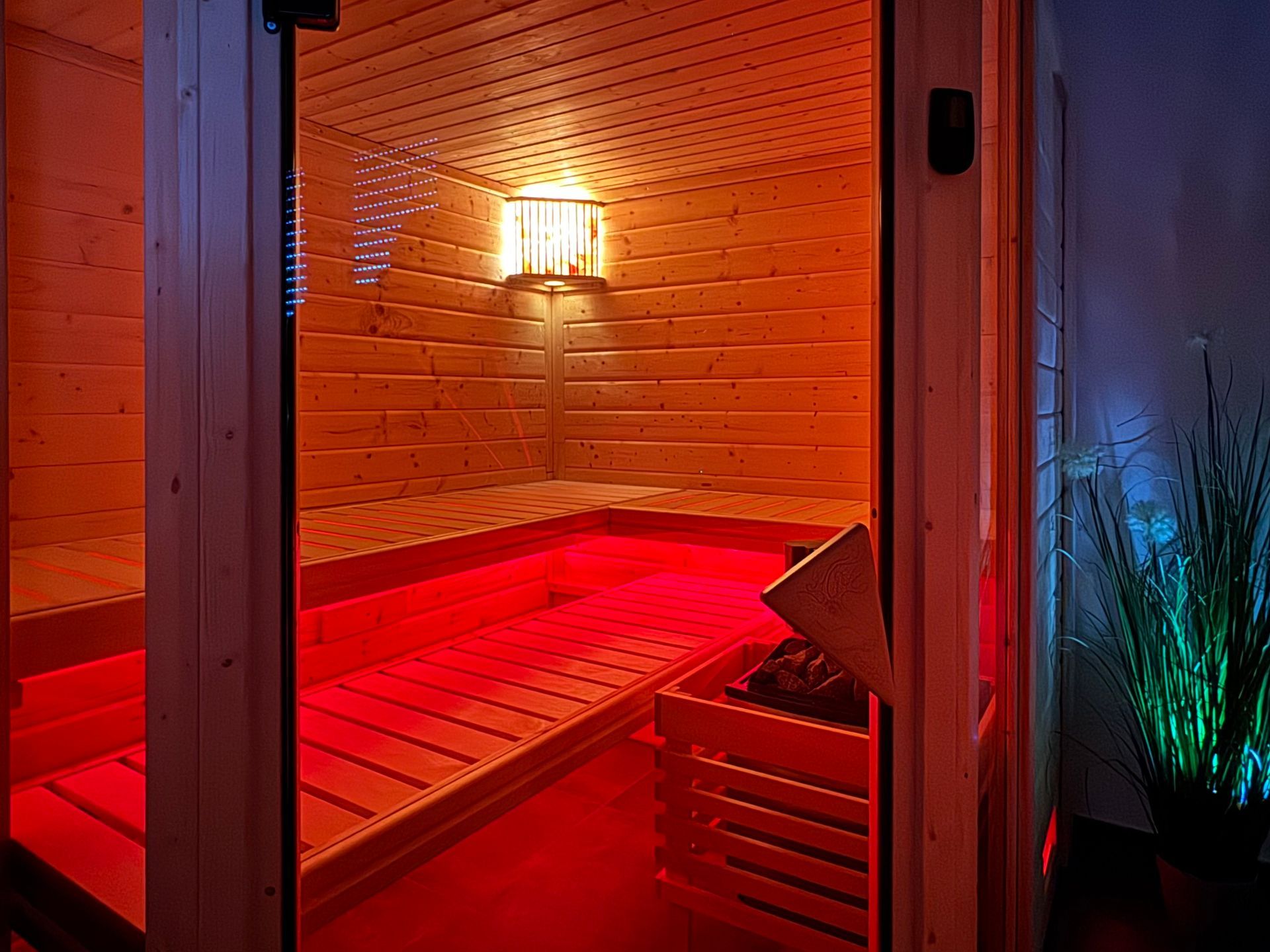 Sauna neben OG-Bad für 5 Personen mit Ambiente-Beleuchtung und Salzkristall-Lampe