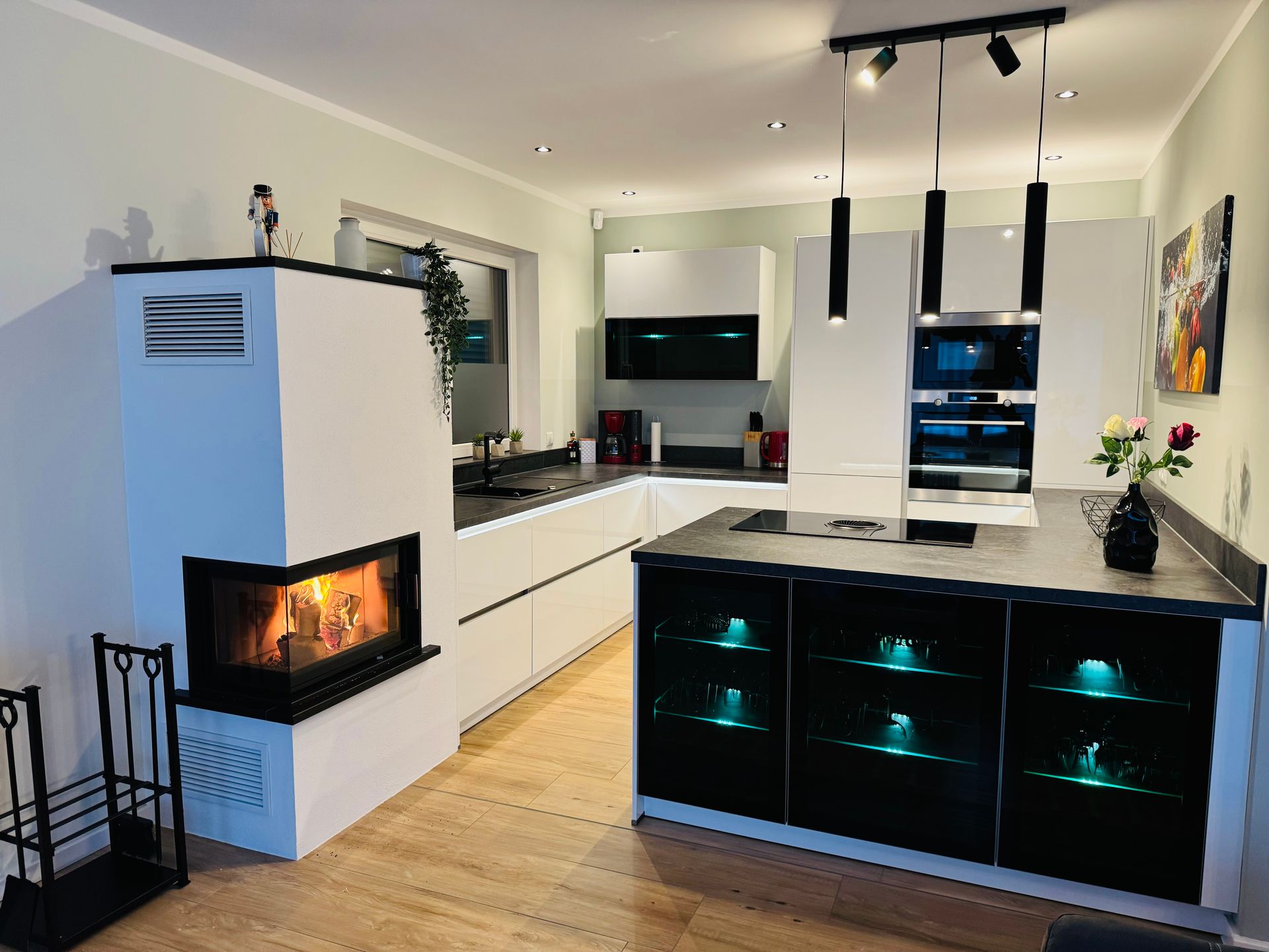 Offene Küche mit angrenzendem Kamin