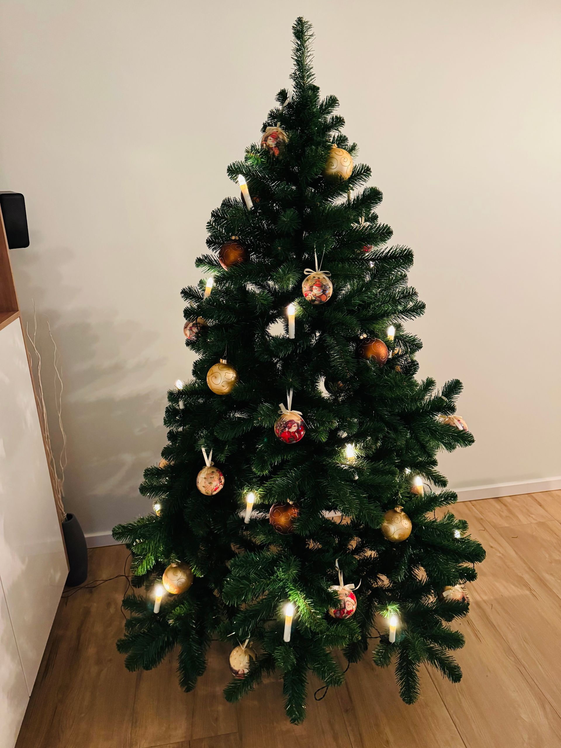 Ein geschmückter Weihnachtsbaum für eine schöne Adventszeit in der Unterkunft