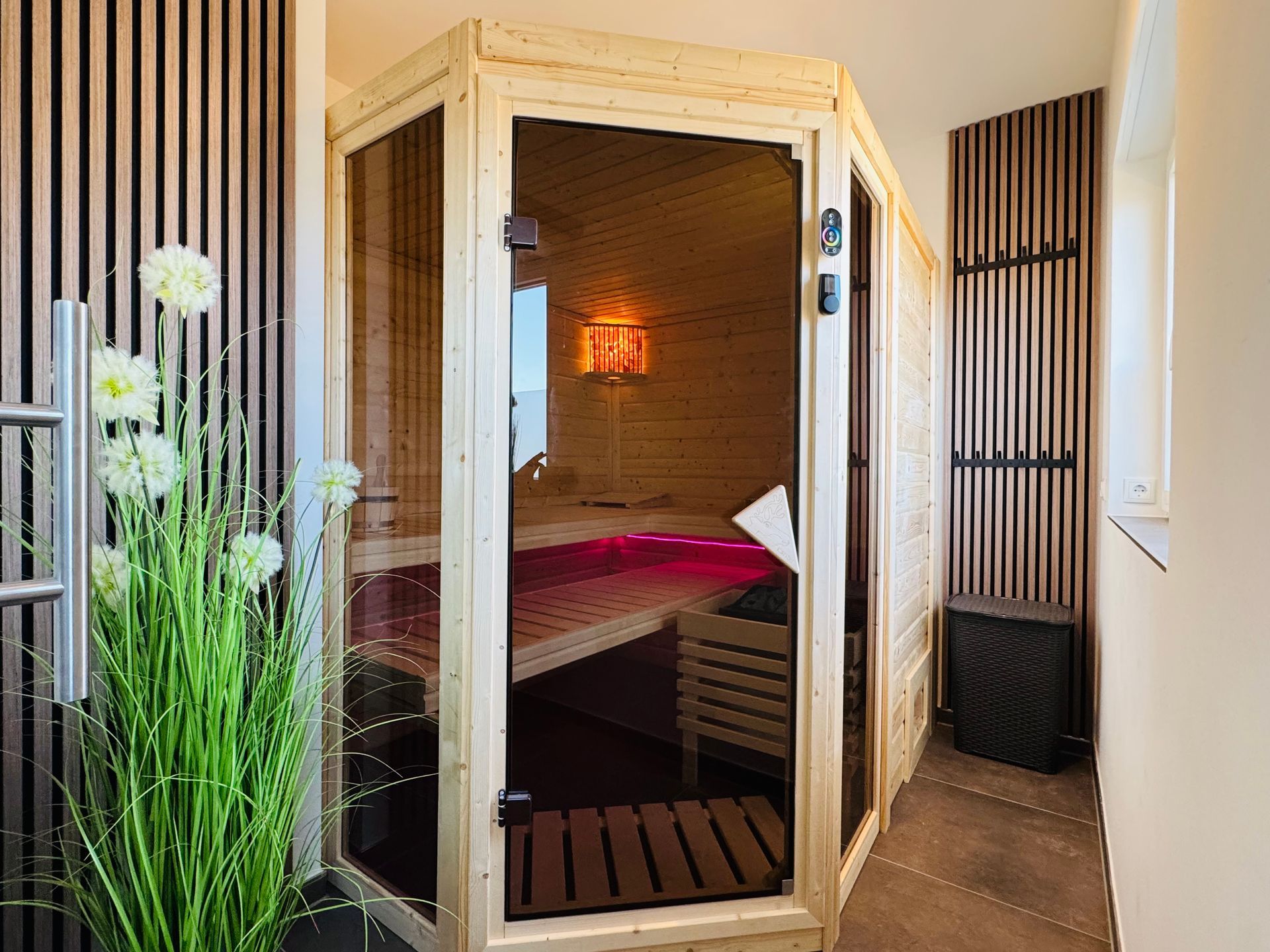 Gratis Sauna mit Ambientebeleuchtung und Salzkristall-Lampe