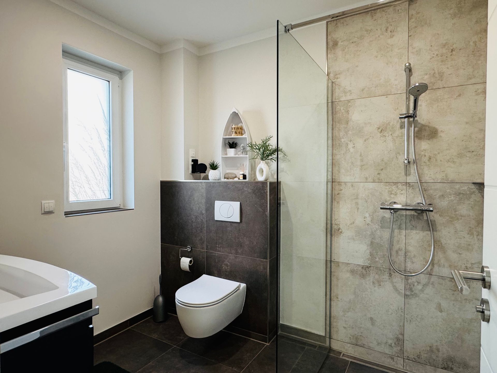 Bad im Erdgeschoss mit Walk-In Dusche