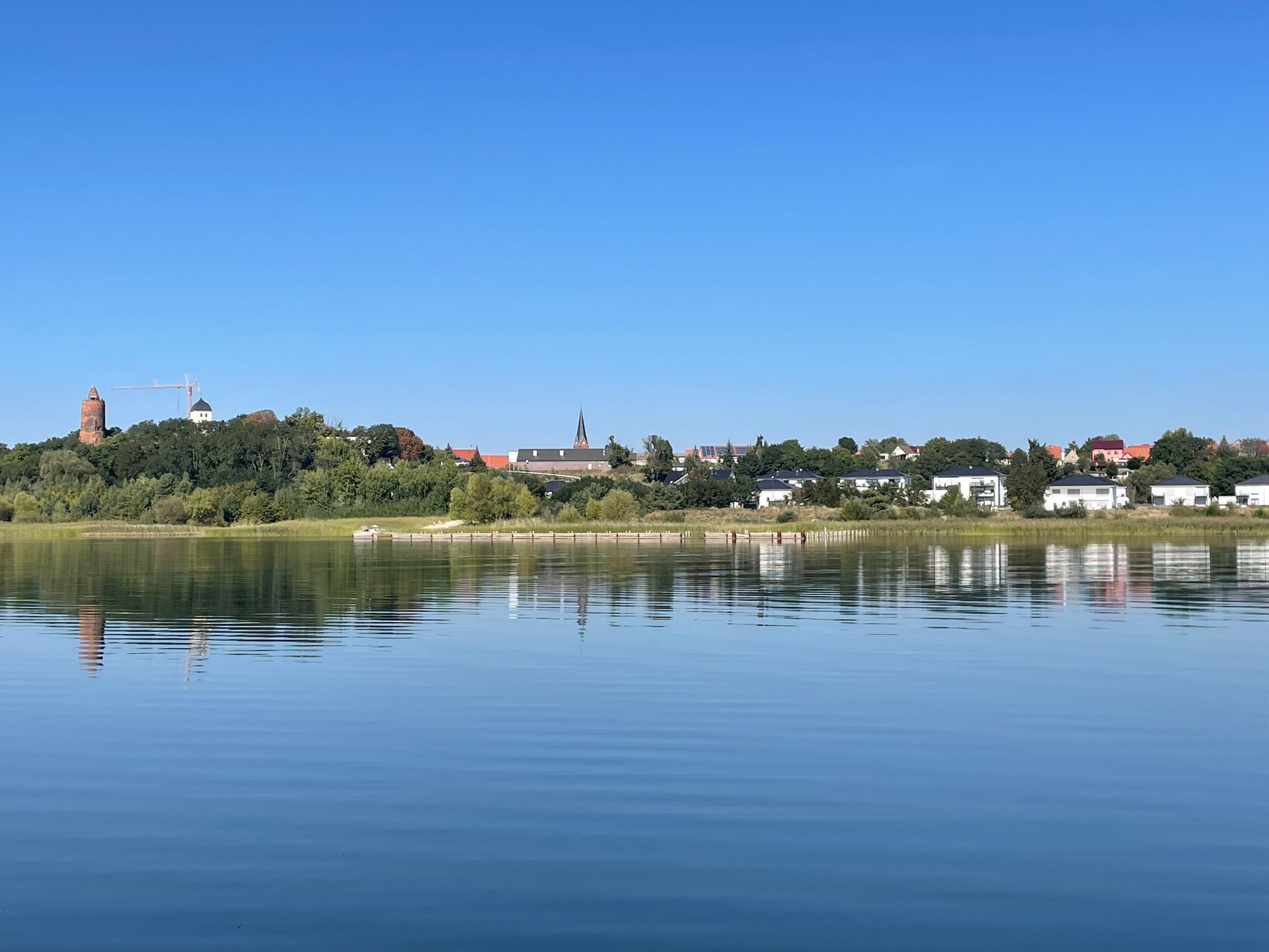 Schlossterrassen mit  Poucher Schloss und Roter Turm von der MS Vineta