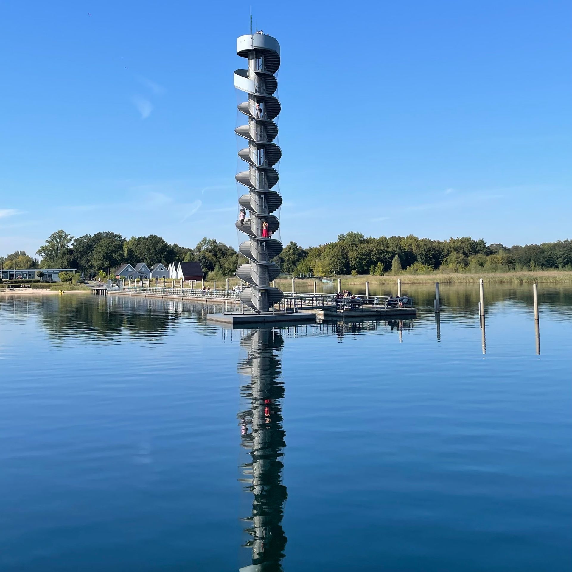 Der auf dem Wasser schwimmende, begehbare Pegelturm