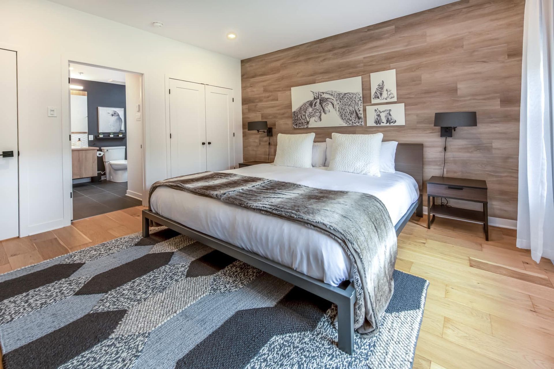 Une chambre avec un lit king size et un tapis.