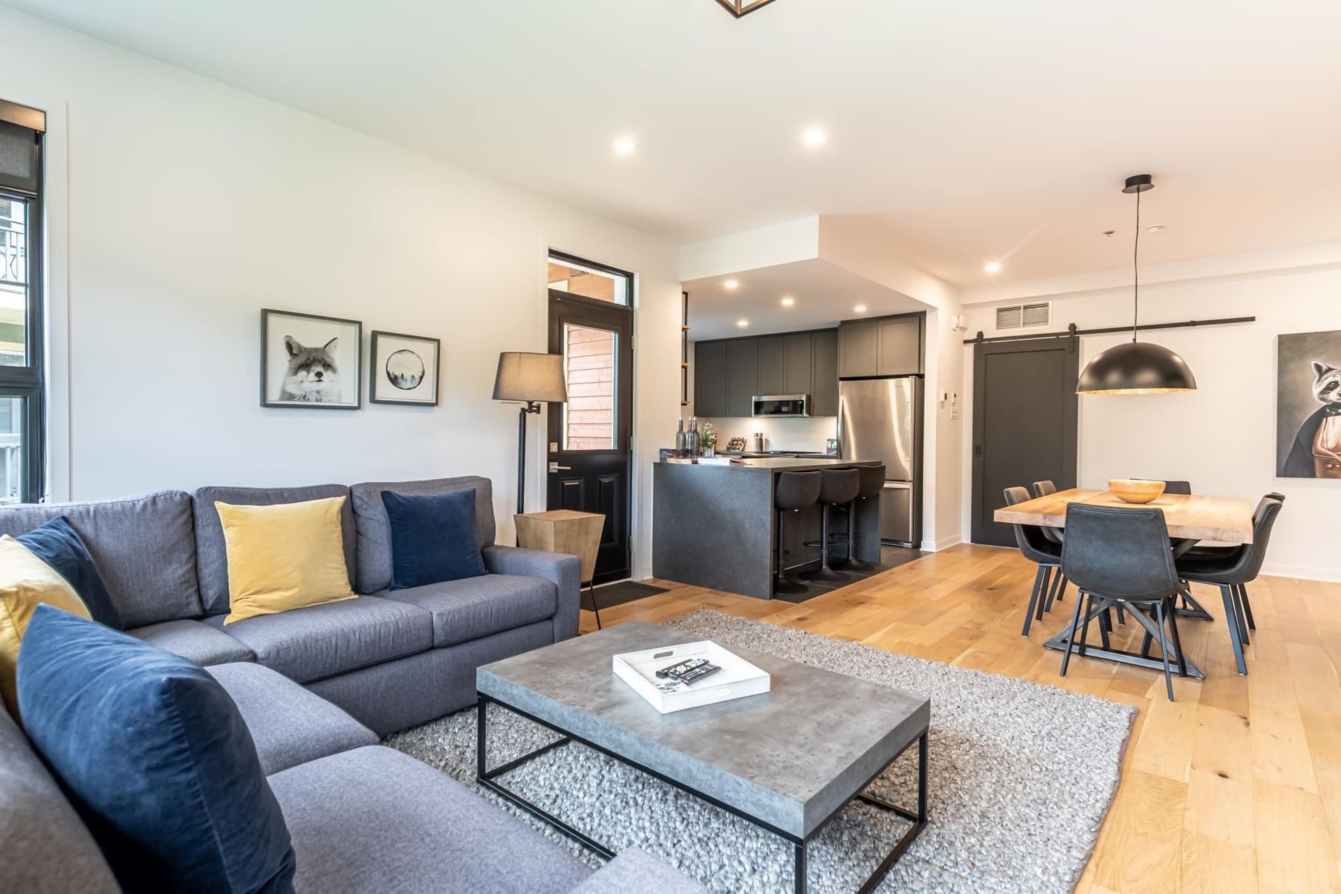 Un salon avec un canapé, une table basse et une table à manger.