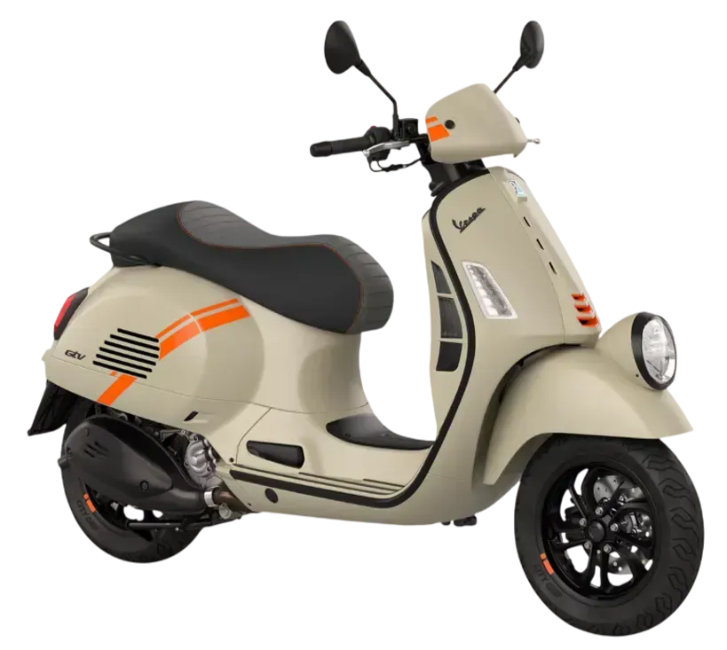 Uno scooter Vespa beige con strisce da corsa arancioni, sella nera e ruote nere, isolato su sfondo bianco.