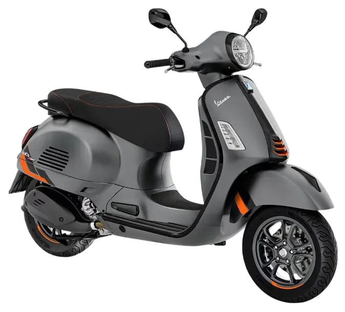 Scooter Vespa grigio opaco con dettagli arancioni, visto di profilo su sfondo bianco.