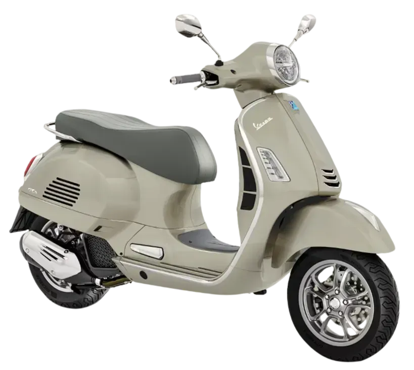 Uno scooter Vespa beige parcheggiato su uno sfondo bianco.