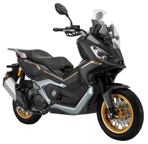 Uno scooter Vespa arancione brillante con sella nera, specchietti argentati e ruote bianche su sfondo bianco.