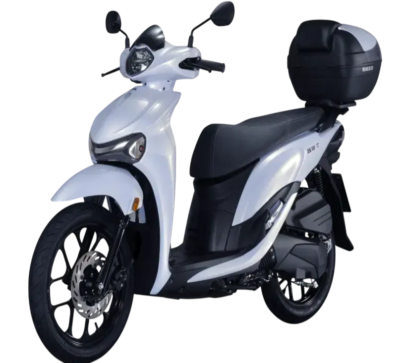 Uno scooter bianco con sella nera e bauletto posteriore nero abbinato, inclinato verso sinistra su uno sfondo bianco.