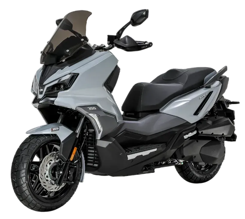 Uno scooter grigio in stile ADV parcheggiato su uno sfondo bianco.