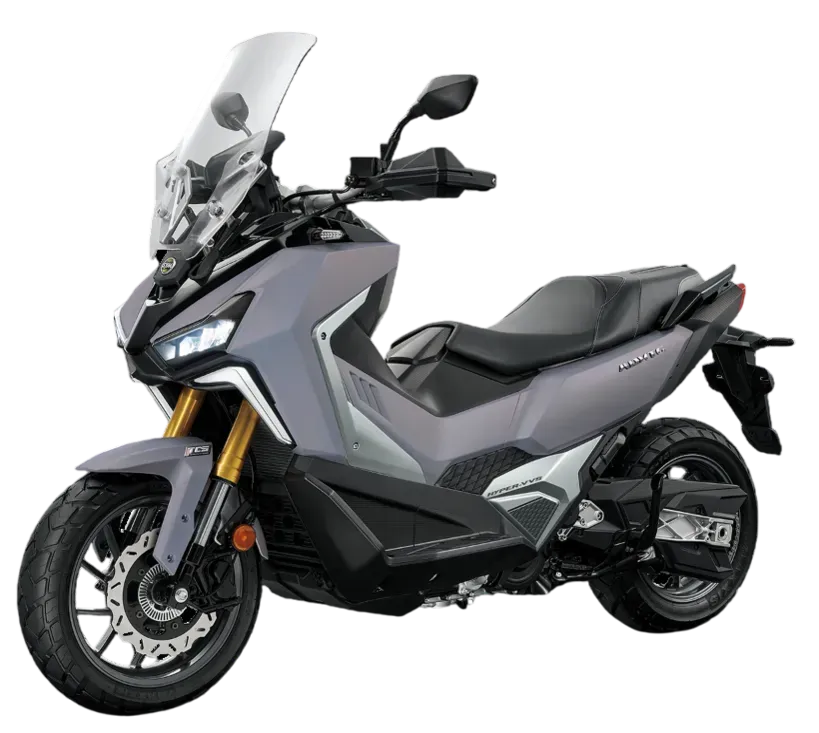 Uno scooter grigio in stile ADV con parabrezza alto, sella nera e forcella anteriore dorata, isolato su sfondo bianco.