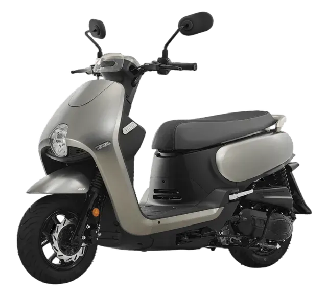 Foto in studio di un moderno scooter color argento metallizzato con sella, specchietti e ruote neri su uno