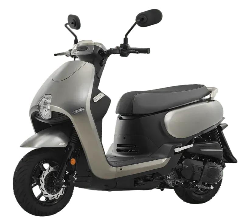 Uno scooter moderno color argento chiaro con sella e manubrio neri, visto di profilo su sfondo bianco.