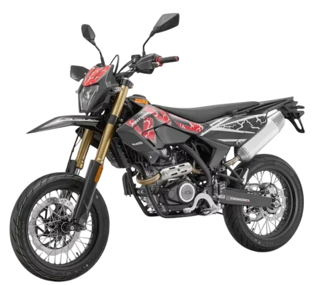 Motocicletta supermoto nera e rossa con forcella anteriore dorata e cerchi a raggi, isolata su sfondo bianco.