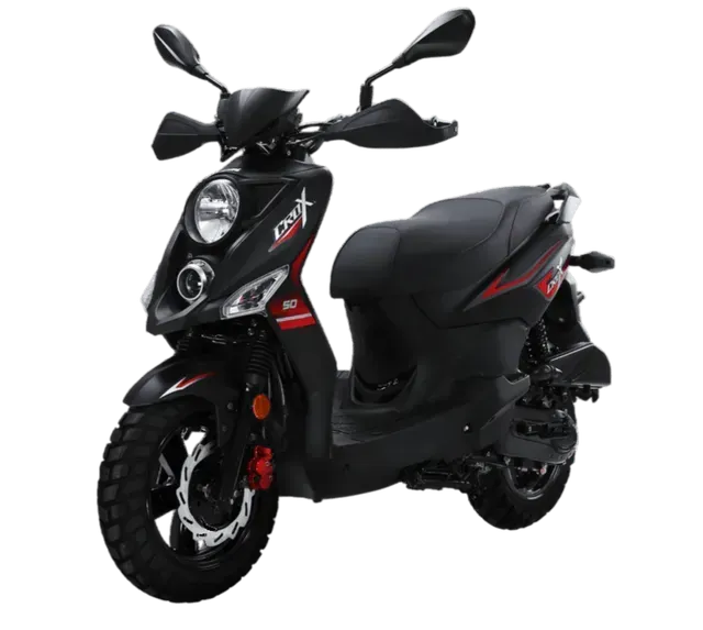 Uno scooter nero e rosso con pneumatici da fuoristrada e paramani su sfondo bianco.