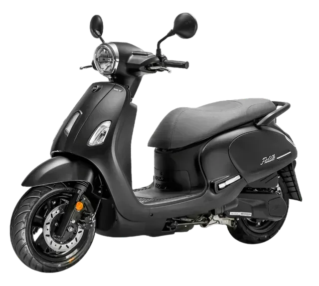 Uno scooter nero opaco con fari e specchietti rotondi, visto di profilo su sfondo bianco.