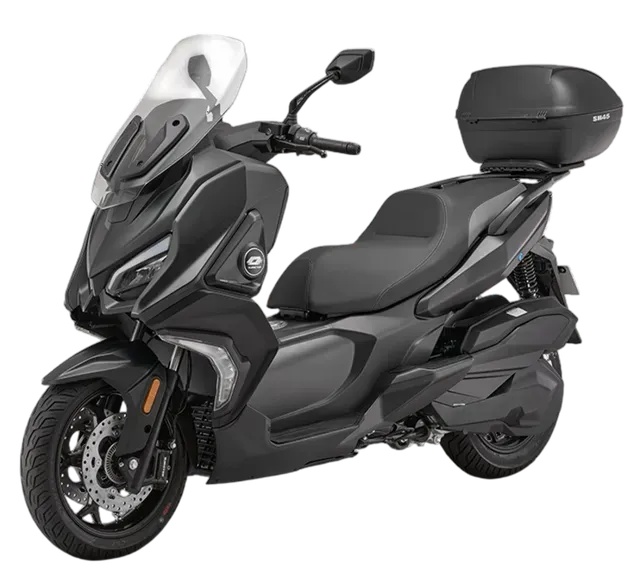 Uno scooter nero opaco con parabrezza e bauletto posteriore su uno sfondo bianco uniforme.