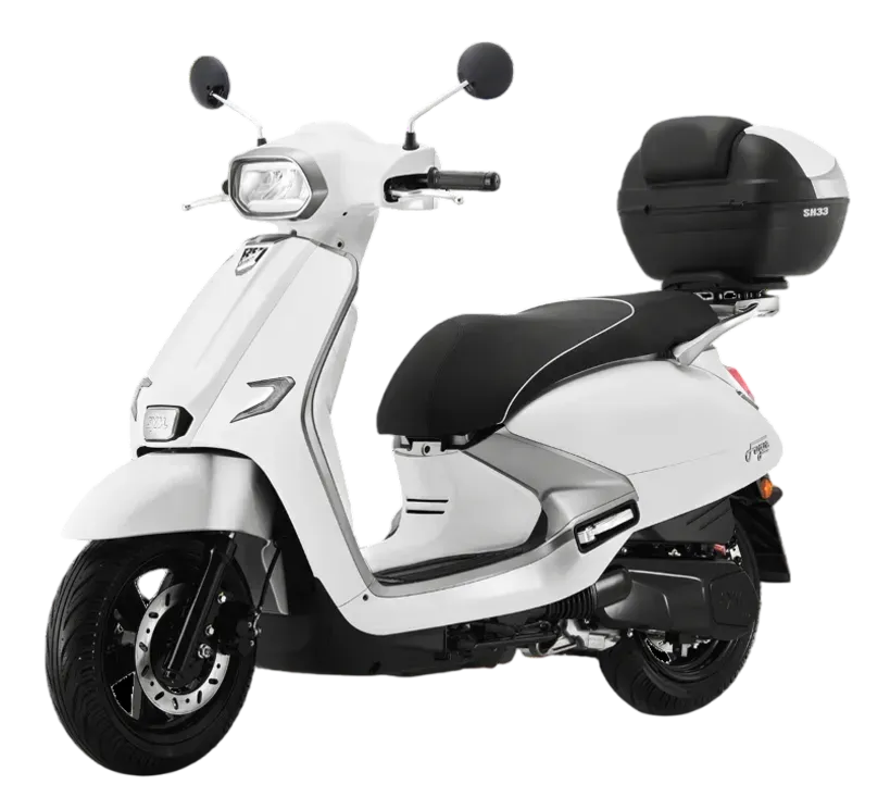 Uno scooter bianco con sella e pneumatici neri e un bauletto posteriore, raffigurato su uno sfondo bianco uniforme.