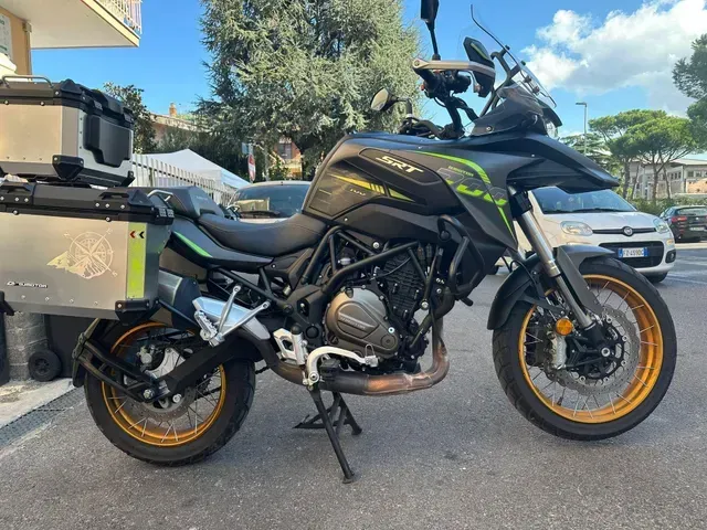 Una motocicletta adventure Benelli TRK di colore nero opaco con dettagli verde lime, equipaggiata