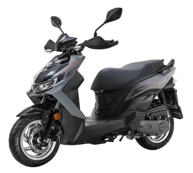 Uno scooter moderno grigio e nero parcheggiato su uno sfondo bianco.