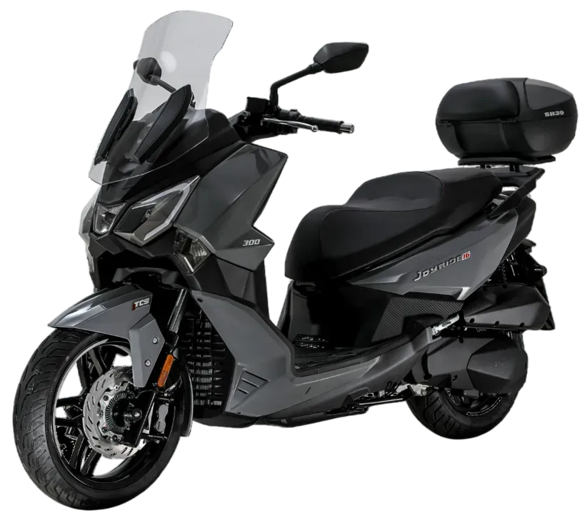 Uno scooter da pendolare grigio scuro con parabrezza e vano portaoggetti posteriore, su uno sfondo bianco uniforme.