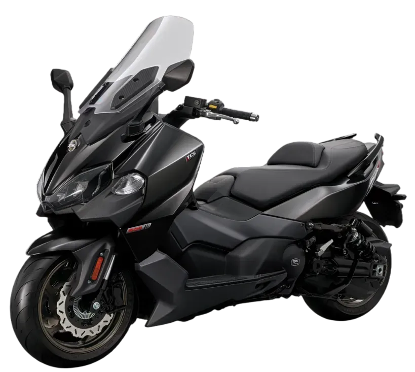 Un maxi-scooter nero opaco con parabrezza alto e doppi fari, parcheggiato su uno sfondo bianco.