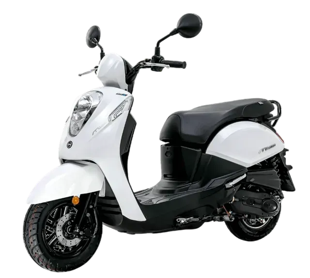 Uno scooter bianco con sella e ruote nere, mostrato di tre quarti su uno sfondo bianco.