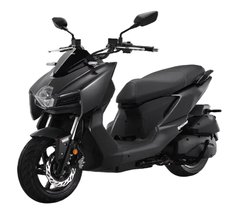 Uno scooter nero opaco dal design moderno e spigoloso, visto di tre quarti frontale su sfondo bianco.