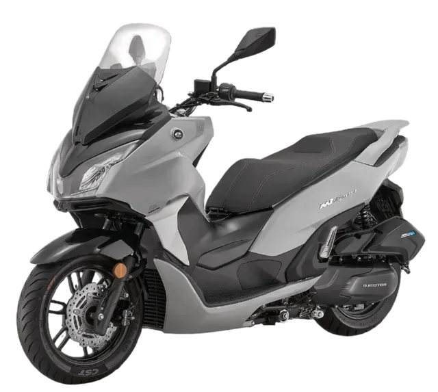 Uno scooter moderno di colore grigio chiaro con dettagli neri, ruote nere e parabrezza, raffigurato su uno sfondo