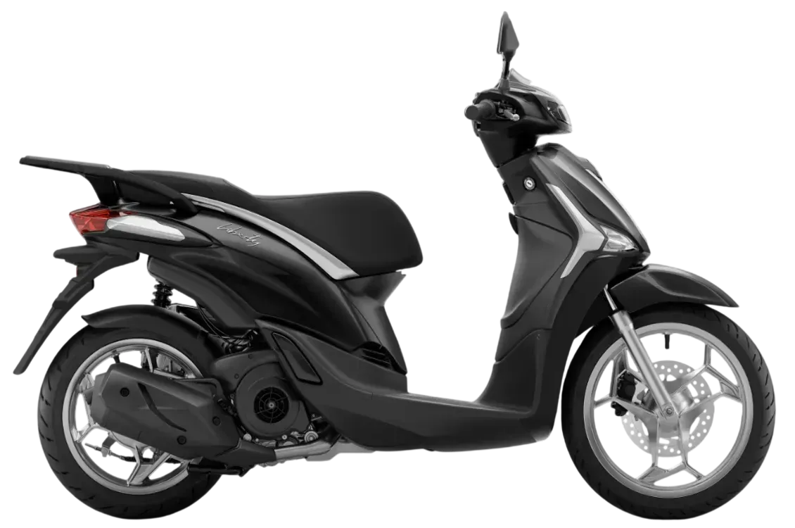 Uno scooter nero con ruote argentate visto di profilo su sfondo bianco.