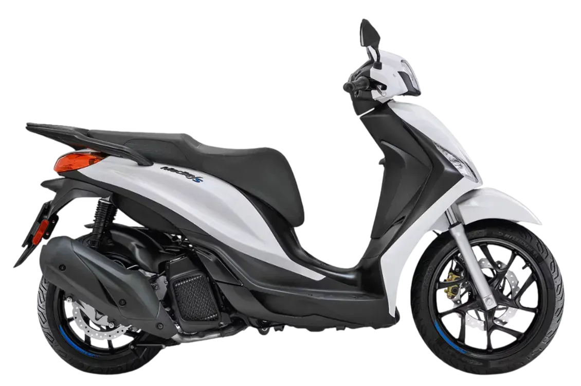 Uno scooter Piaggio Medley bianco visto di profilo su sfondo bianco.