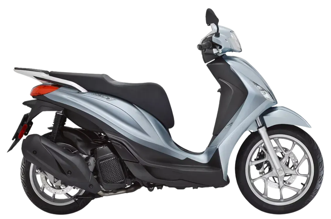 Uno scooter argentato visto di profilo su sfondo bianco.