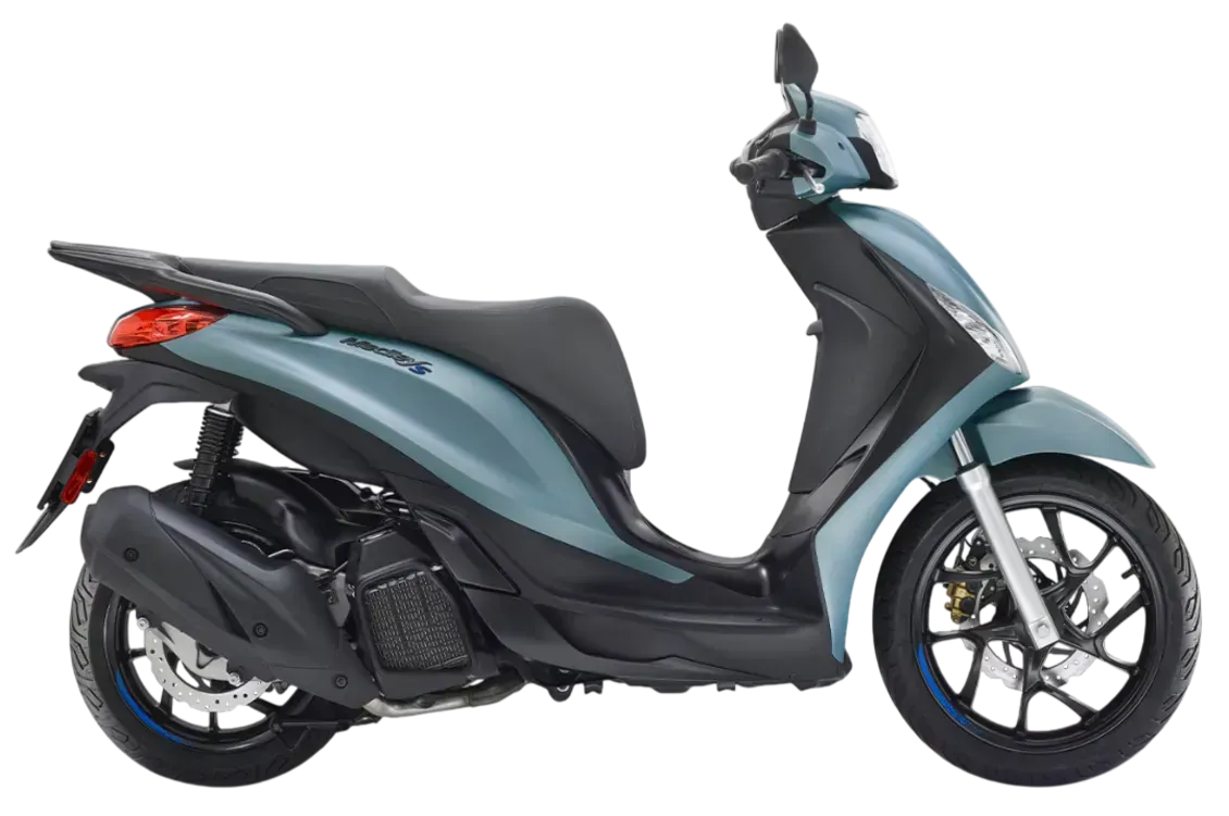 Uno scooter blu moderno, visto di profilo, su sfondo bianco.