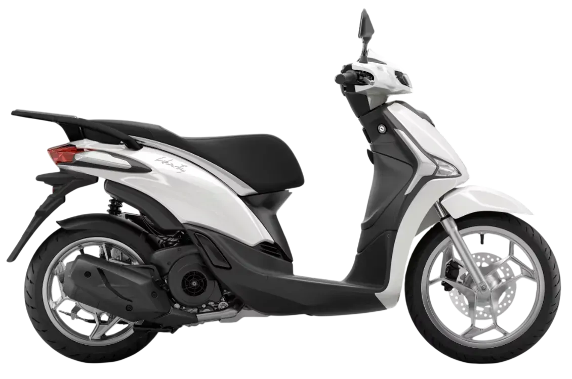 Vista laterale di uno scooter Piaggio Liberty bianco con sella e portapacchi posteriore neri, su sfondo bianco.