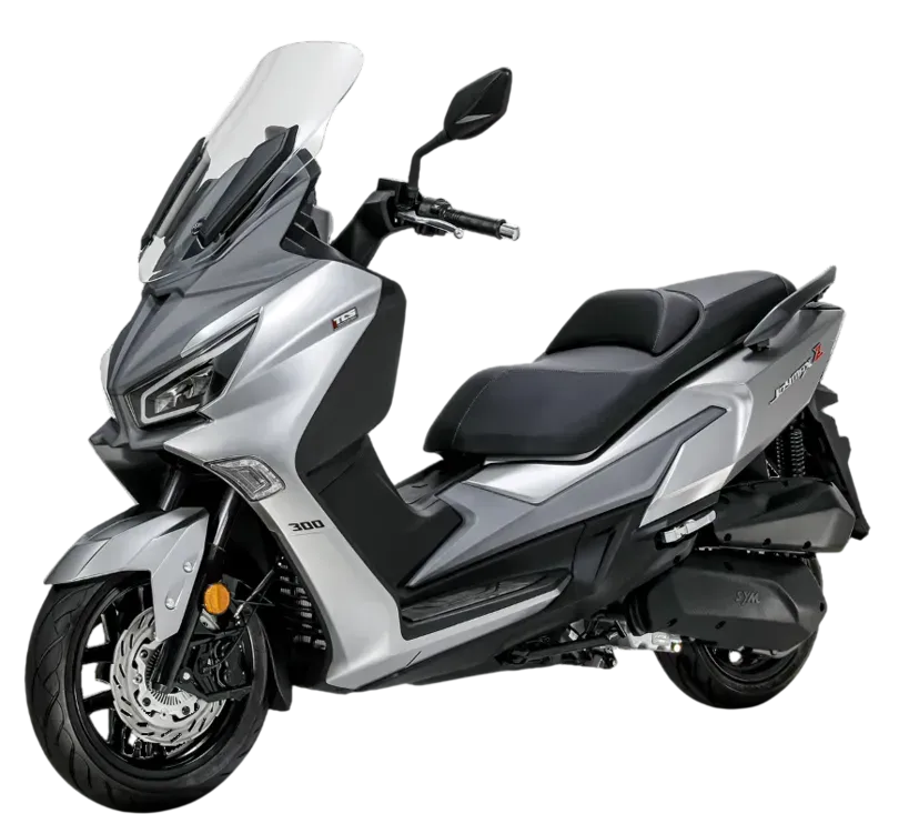 Un maxi-scooter argentato con parabrezza alto, sella nera e ruote nere, raffigurato su uno sfondo bianco uniforme.