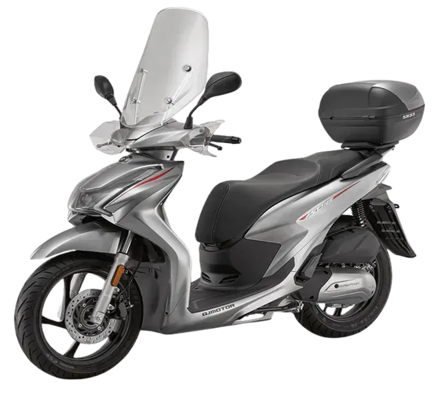 Uno scooter argentato con un parabrezza alto e un bauletto posteriore nero, su uno sfondo bianco uniforme.