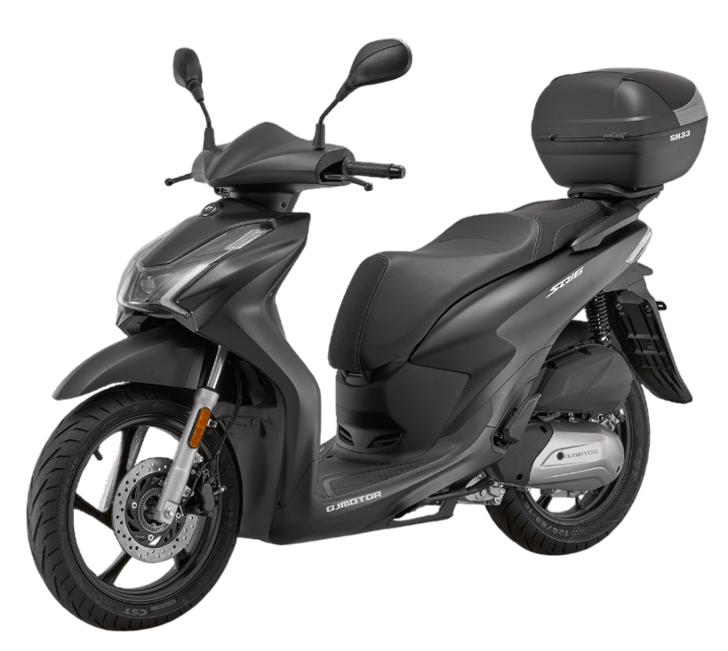 Uno scooter nero opaco con vano portaoggetti posteriore su sfondo bianco.