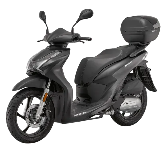 Uno scooter nero opaco con vano portaoggetti posteriore, visto da un'angolazione di tre quarti su uno sfondo bianco uniforme.