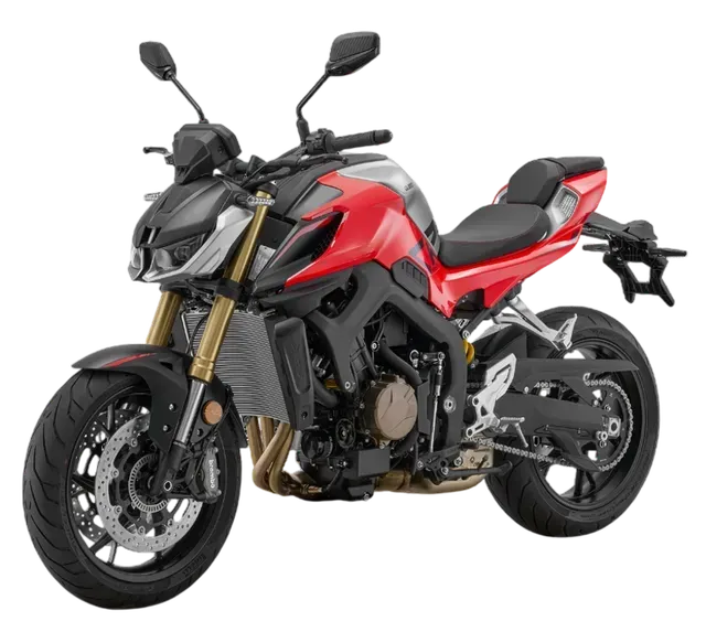 Una motocicletta in stile streetfighter, di colore rosso acceso e nero, vista di tre quarti anteriore su sfondo bianco.