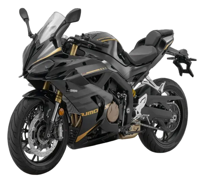 Una moto sportiva nera e oro parcheggiata su uno sfondo bianco.