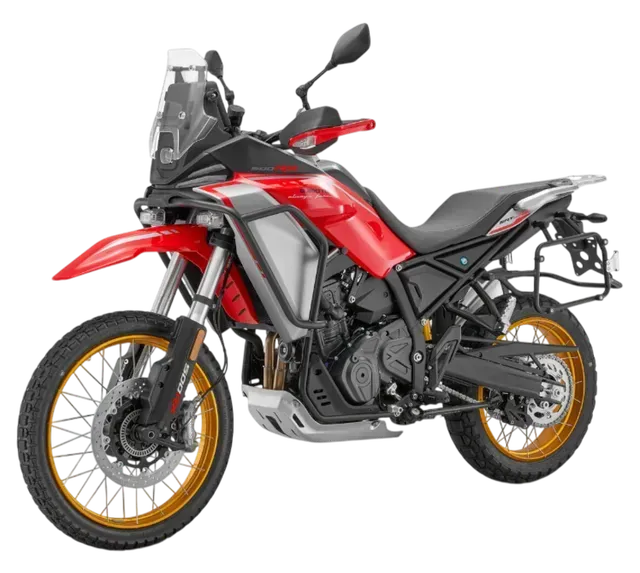 Una motocicletta da avventura rossa e nera con ruote a raggi bordate d'oro, su uno sfondo bianco uniforme.