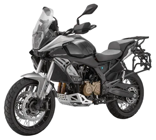 Una motocicletta adventure dual-sport nera e argento con ruote a raggi e portapacchi, raffigurata su sfondo bianco.