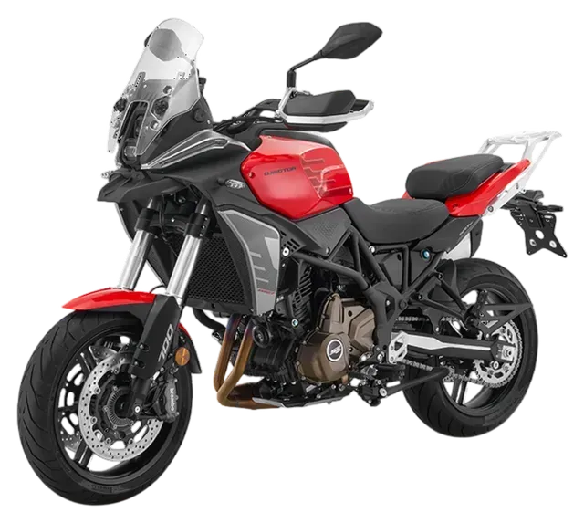 Motocicletta adventure rossa e nera con parabrezza, vista di profilo su uno sfondo bianco uniforme.