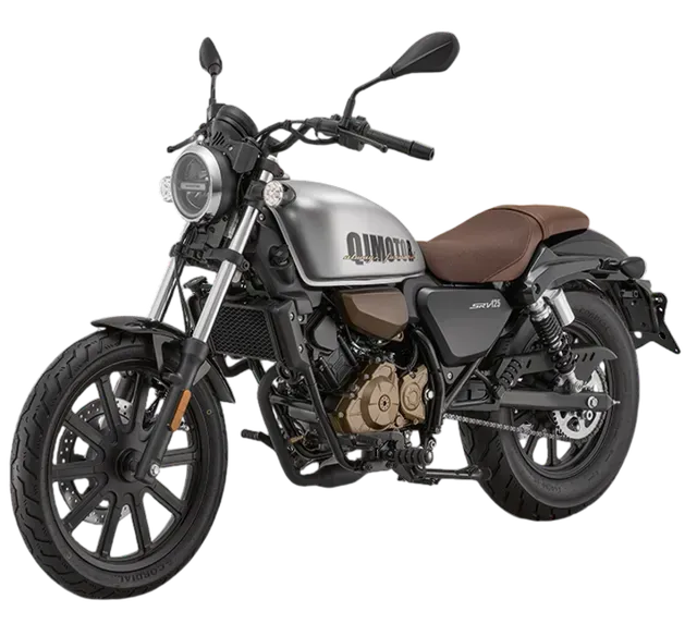 Motocicletta QJ Motor color argento con sella marrone, telaio nero e ruote nere su sfondo bianco.