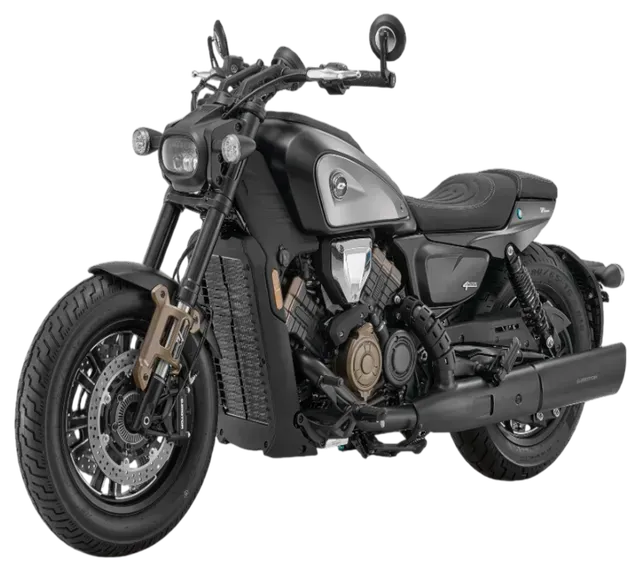 Una moderna motocicletta in stile cruiser, nera e grigia, inclinata verso sinistra su uno sfondo bianco.