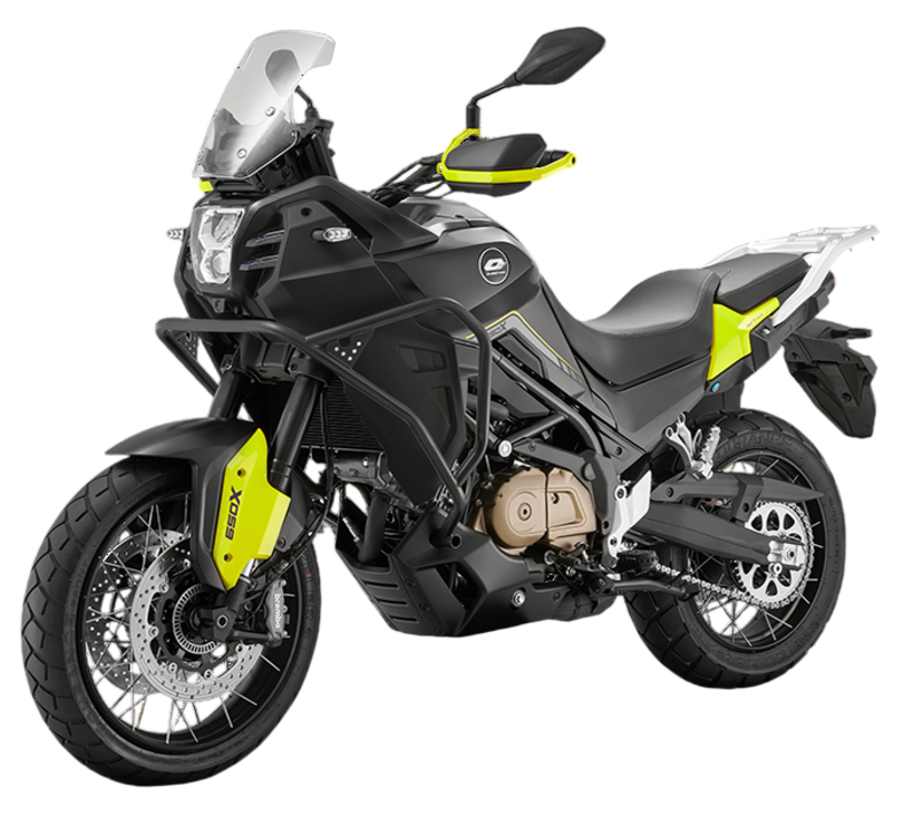 Una moto da avventura nera e giallo neon con ruote a raggi, parabrezza alto e barre di protezione su sfondo bianco.