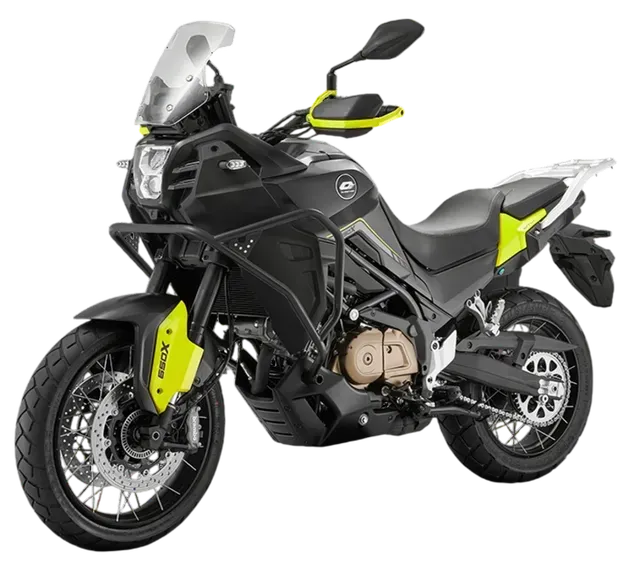 Una motocicletta da avventura Voge nera e giallo neon con ruote a raggi, parabrezza alto e barre di protezione del motore.